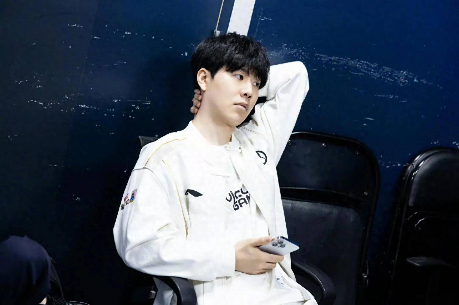 ynk ： 看起来 NAVI 已经到了需要更换选手以打破僵局的地步。