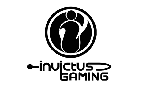 EDG赛训返图：Uzi站在Maokai身后认真听复盘